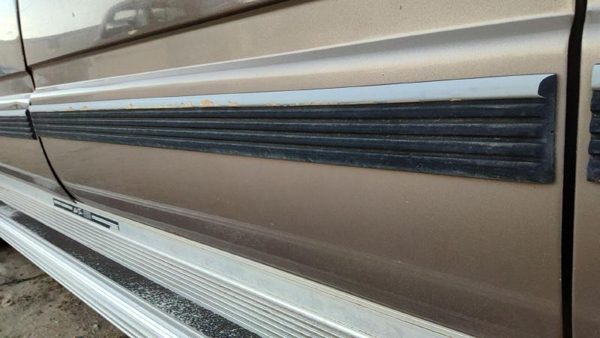 1992-1999 Chevy Suburban Driver Left Rear Moulding From Door Oem Back Trim Strip — photo 3