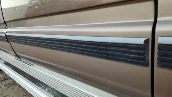1992-1999 Chevy Suburban Driver Left Rear Moulding From Door Oem Back Trim Strip — photo 2