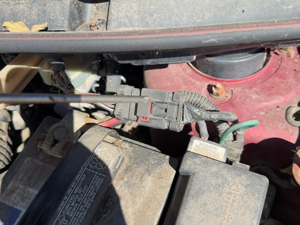 1996 Chrysler Town and Country Engine Fuse Box Wiring Pigtail Connector — photo 3