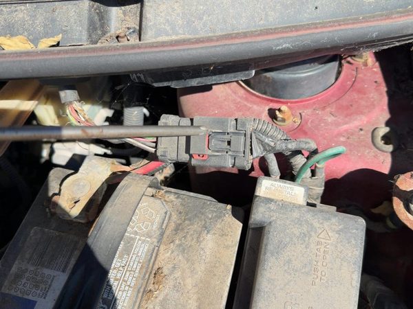1996 Chrysler Town and Country Engine Fuse Box Wiring Pigtail Connector — photo 4