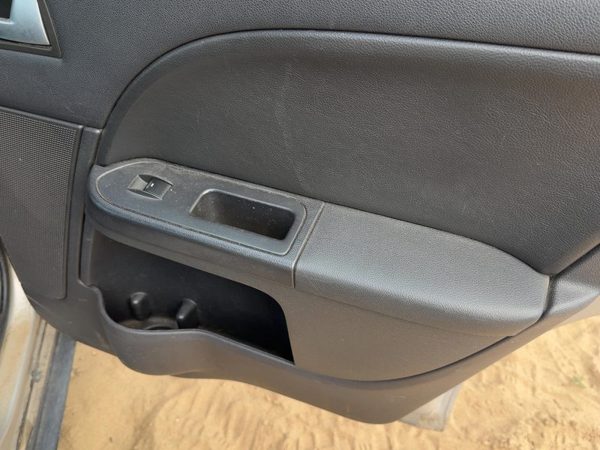 05-07 Fivehundred Passenger Rear Door Trim Panel With Switches Back Black Hw — photo 3