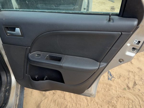05-07 Fivehundred Passenger Rear Door Trim Panel With Switches Back Black Hw — photo 1