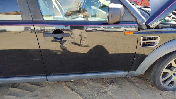 2006 Land Rover LR3 Front Door RH Black — photo 3