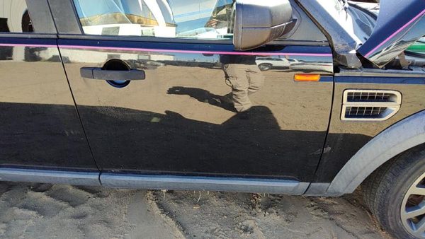 2006 Land Rover LR3 Front Door RH Black — photo 1