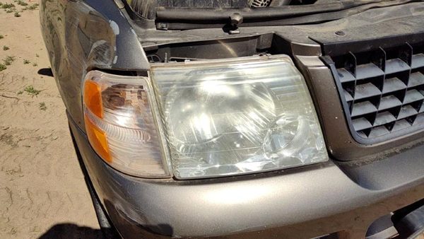 2005 Ford Explorer Headlamp Assembly RH — photo 4