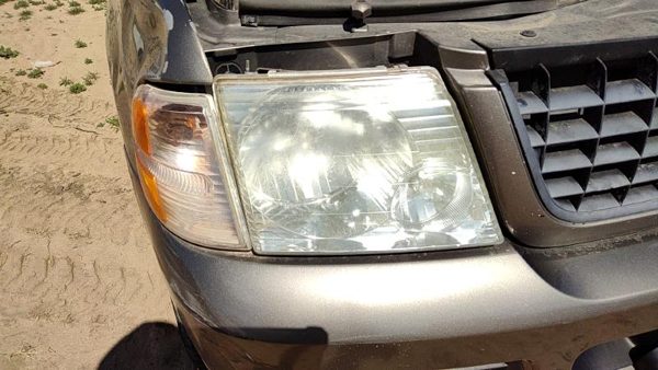 2005 Ford Explorer Headlamp Assembly RH — photo 2