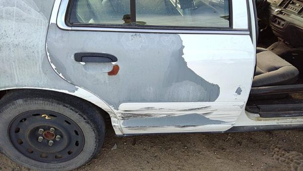 2005 Ford Crown Victoria Rear Door RH White — photo 2