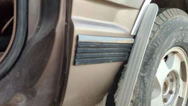 1994 Chevy Suburban Driver Left Rear Moulding On Quarter Panel Oem — photo 4