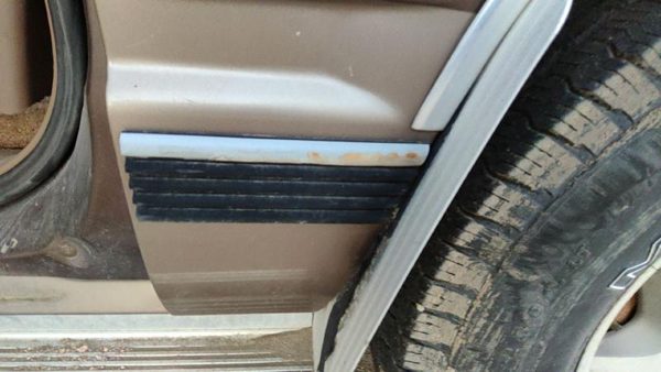 1994 Chevy Suburban Driver Left Rear Moulding On Quarter Panel Oem — photo 1