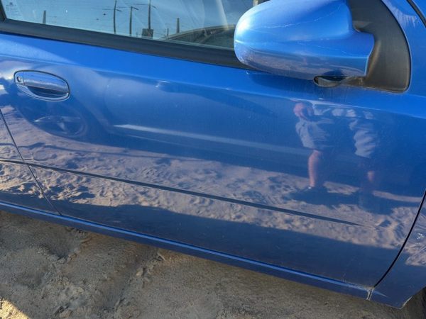 2004 Chevrolet Aveo Front Door RH Blue 33U — photo 1