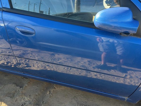 2004 Chevrolet Aveo Front Door RH Blue 33U — photo 3