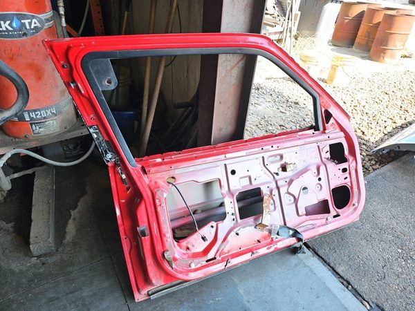 1993 Pontiac Grand Prix Driver Left Front Door 2 Door Red LH 12504873 — photo 1