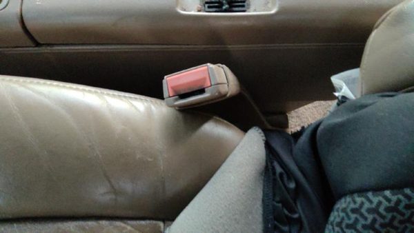 1994 Chevy Suburban Driver Left Front Seat Belt Buckle Receiver Oem Tan — photo 1