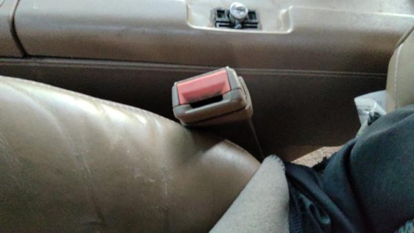 1994 Chevy Suburban Driver Left Front Seat Belt Buckle Receiver Oem Tan — photo 2
