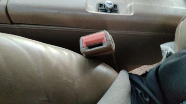1994 Chevy Suburban Driver Left Front Seat Belt Buckle Receiver Oem Tan — photo 3