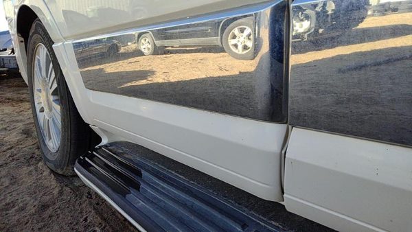 07-14 Navigator Passenger Right Rear Moulding From Door Back Pv White Chocolate — photo 4