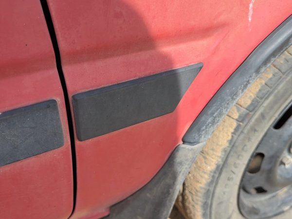 1987-1988 Toyota FX Passenger Right Moulding From Fender OEM Trim Strip — photo 3