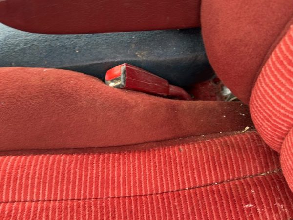88-94 Chevy Silverado 1500 Driver Left Front Seat Belt Buckle Receiver Oem Red — photo 3
