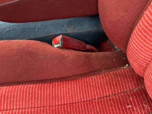 88-94 Chevy Silverado 1500 Driver Left Front Seat Belt Buckle Receiver Oem Red — photo 1