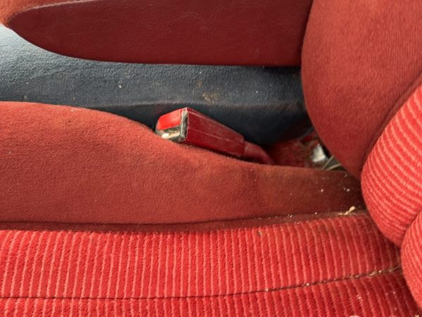 88-94 Chevy Silverado 1500 Driver Left Front Seat Belt Buckle Receiver Oem Red — photo 4