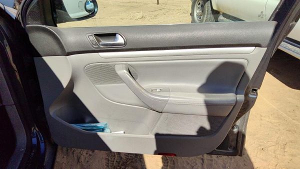2006 Vw Jetta Passenger Right Front Inside Door Trim Panel Only Oem Gray — photo 1