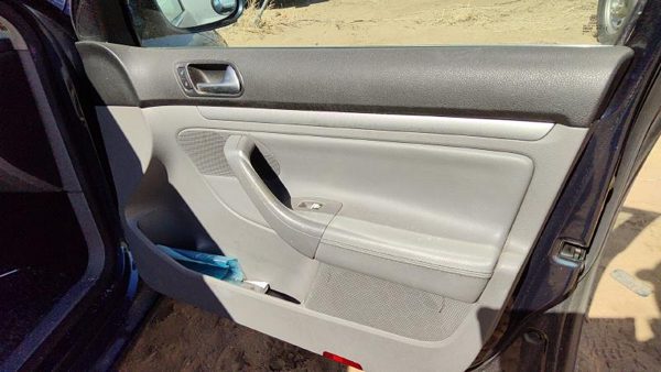 2006 Vw Jetta Passenger Right Front Inside Door Trim Panel Only Oem Gray — photo 4