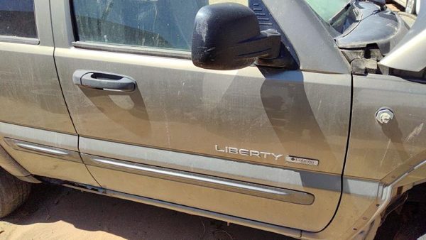 2004 Jeep Liberty Front Door RH Khaki Pjc — photo 2