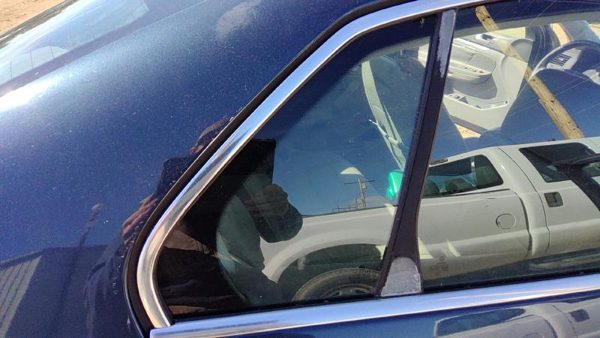 2005-10 Vw Jetta Passenger Right Rear Vent Window Back Door Glass With Frame Oem — photo 4