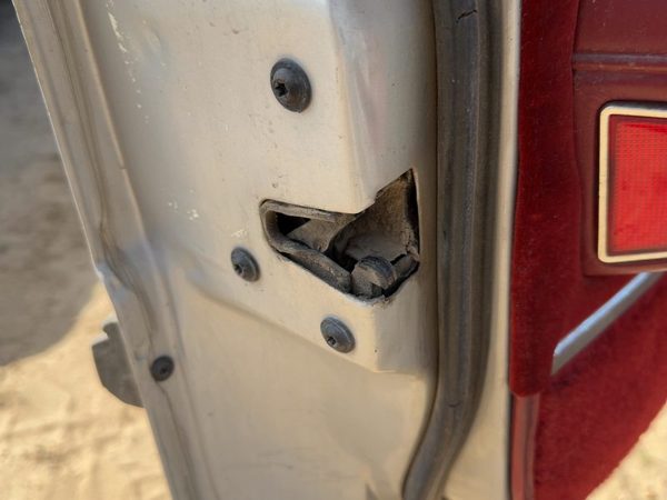 1986-1991 Olds 88 Driver Left Front Door Latch With Rods/Cables Oem — photo 2