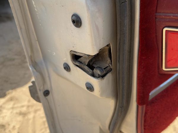 1986-1991 Olds 88 Driver Left Front Door Latch With Rods/Cables Oem — photo 3