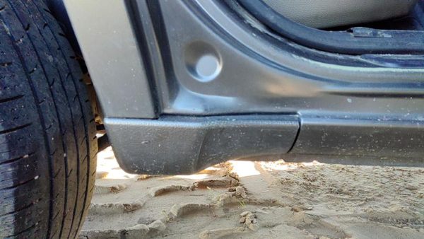 2004 Mitsubishi Endeavor Passenger Right Rear Lower Rocker Moulding Corner Rh — photo 2