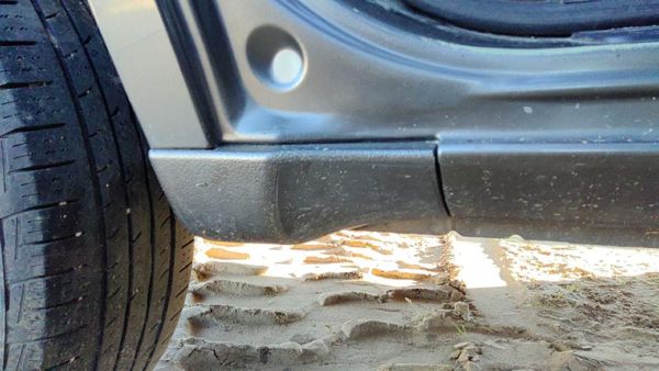 2004 Mitsubishi Endeavor Passenger Right Rear Lower Rocker Moulding Corner Rh — photo 3