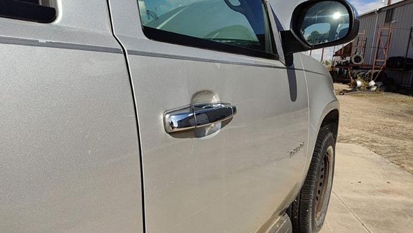 2010 Chevy Tahoe Front Door RH Silver U726S — photo 7