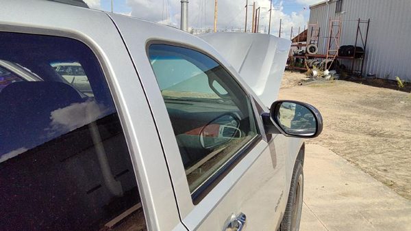 2010 Chevy Tahoe Front Door RH Silver U726S — photo 6