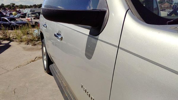 2010 Chevy Tahoe Front Door RH Silver U726S — photo 3