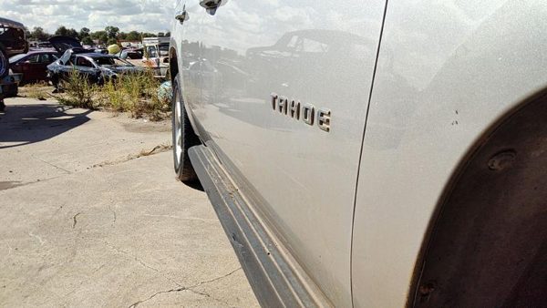 2010 Chevy Tahoe Front Door RH Silver U726S — photo 4