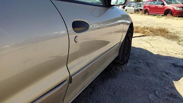 2003 Chevrolet Cavalier Front Door RH Gold 49U — photo 4