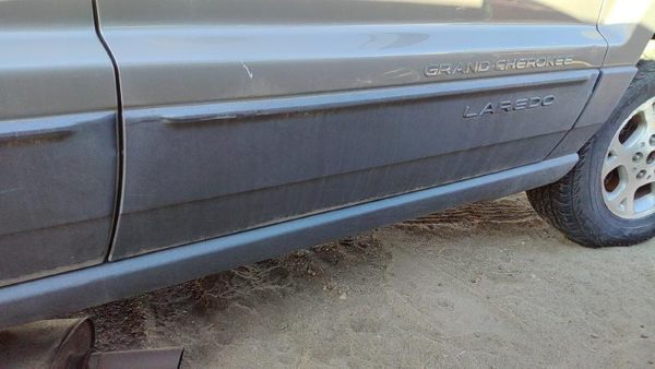 00-03 Jeep Grand Cherokee Passenger Right Front Moulding From Door Trim Strip — photo 1