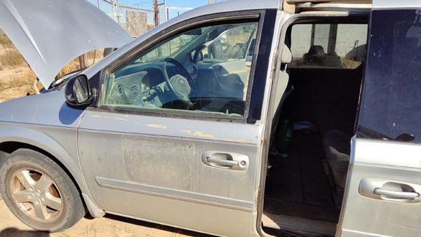 2007 Dodge Caravan Front Door LH PS2 Bright Silver Metallic — photo 1