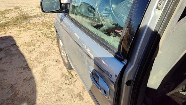 2007 Dodge Caravan Front Door LH PS2 Bright Silver Metallic — photo 2