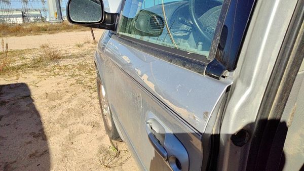 2007 Dodge Caravan Front Door LH PS2 Bright Silver Metallic — photo 3