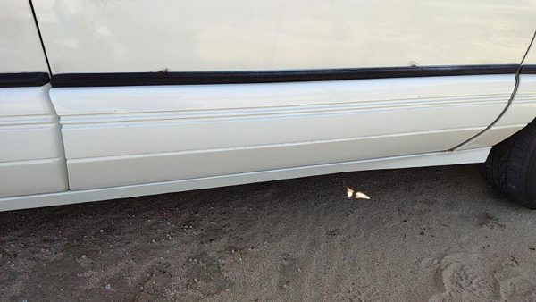 94 Pontiac Bonneville Passenger Right Front Moulding From Door Trim Strip White — photo 1