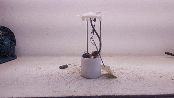 2005-2006 Jeep Liberty Fuel Pump Assembly With Sending Unit 3.7L 05140829Ab — photo 1