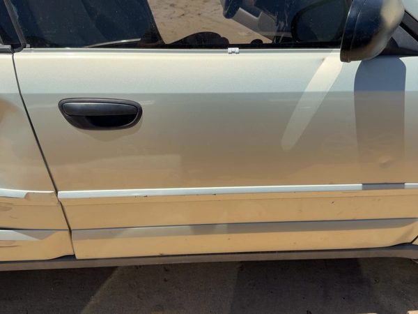 2006 Subaru Legacy Front Door RH Gold 9J — photo 2