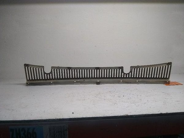1985 Jeep Grand Wagoneer Windshield Wiper Cowl Trim Molding OEM Cover — photo 2