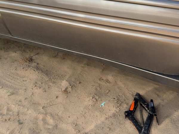 96-99 Pontiac Bonneville Passenger Right Lower Rocker Panel Moulding Oem Gold — photo 3