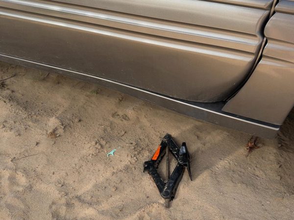 96-99 Pontiac Bonneville Passenger Right Lower Rocker Panel Moulding Oem Gold — photo 4