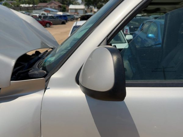 03-06 Suburban 1500 Driver Left Power Side Mirror Door Mounted Silver Birch 59U — photo 2