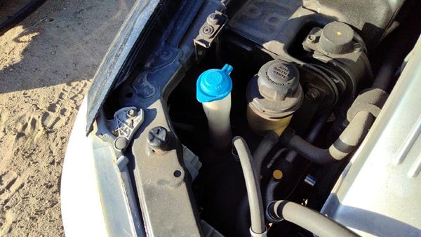 2001-2005 Hyundai Xg350 Windshield Washer Fluid Reservoir With Pump Wiper Tank — photo 4