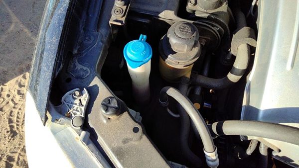 2001-2005 Hyundai Xg350 Windshield Washer Fluid Reservoir With Pump Wiper Tank — photo 1